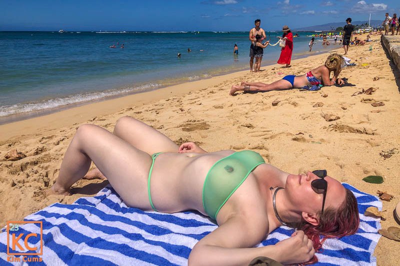 Kim Cums: Χαβάης ηλιοθεραπεία